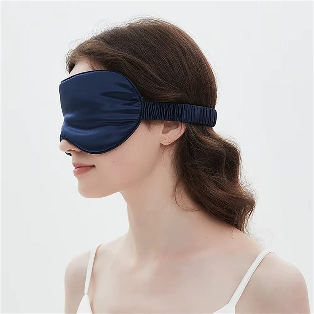 Masque de nuit en soie bleu nuit porté