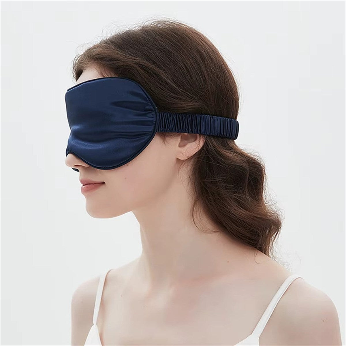 Masque de nuit en soie bleu nuit porté