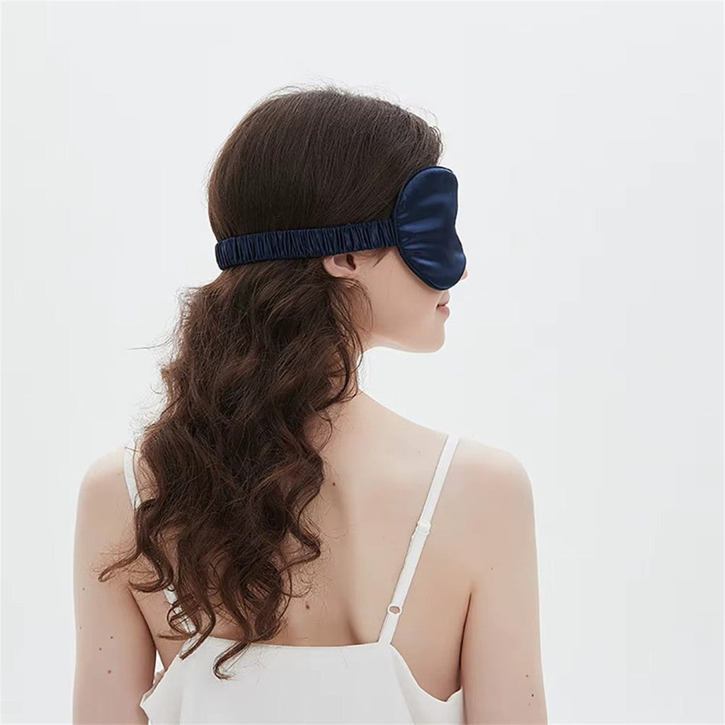 Masque de nuit en soie vu de dos